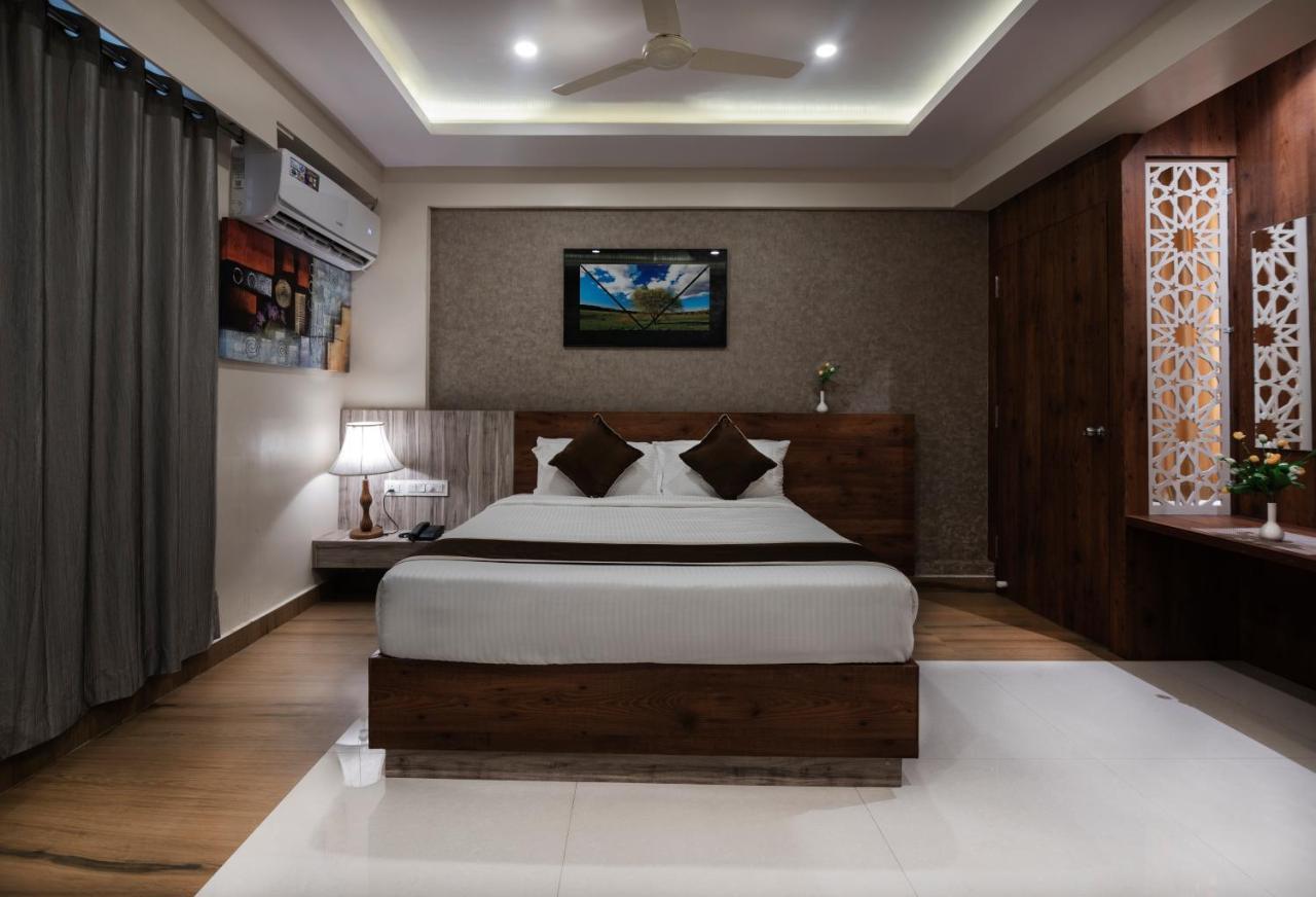 Hotel Monarch By Rivido, Bannerghatta Main Road Bangalore Esterno foto